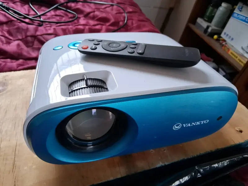 Proyector Vankyo con control remoto