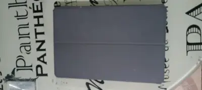 Tablet Lenovo con funda protectora y teclado - miniatura 2