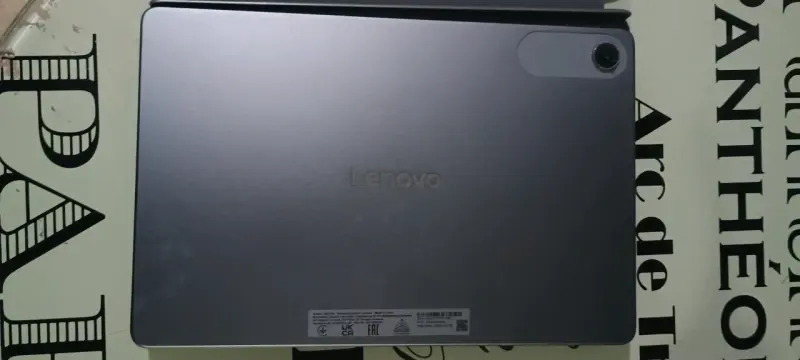 Tablet Lenovo con funda protectora y teclado - 4