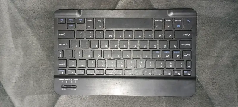 Tablet Lenovo con funda protectora y teclado - 5