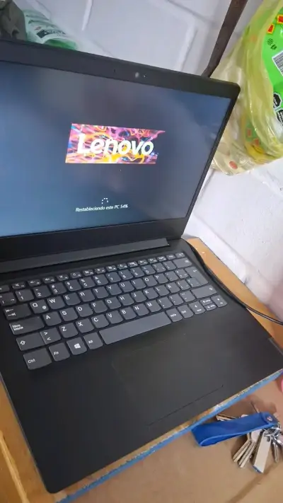 Laptop Lenovo en buen estado - miniatura 1