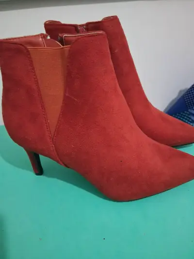Botines de gamuza rojos con tacón - miniatura 1