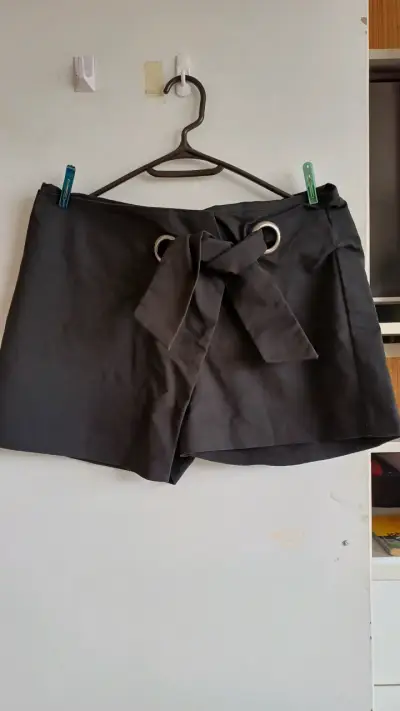 Shorts negros con lazo para mujer - miniatura 2