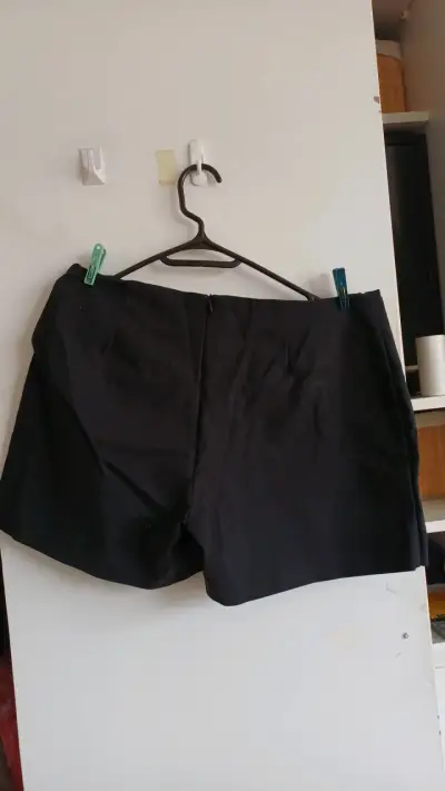 Shorts negros con lazo para mujer - miniatura 3