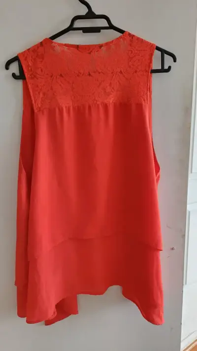 Blusa sin mangas roja Alaniz con encaje - miniatura 5