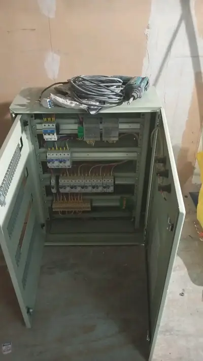 Gabinete eléctrico con interruptores y cableado - miniatura 1