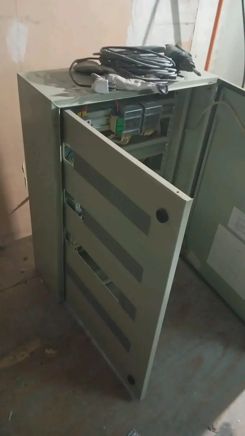 Gabinete eléctrico con interruptores y cableado - 2