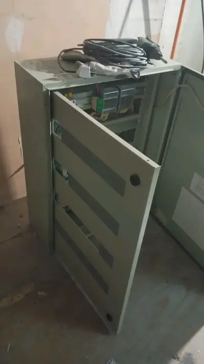 Gabinete eléctrico con interruptores y cableado - miniatura 2