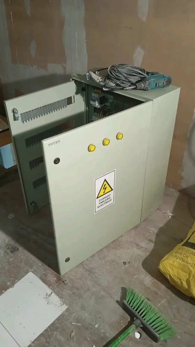 Gabinete eléctrico con interruptores y cableado - 3