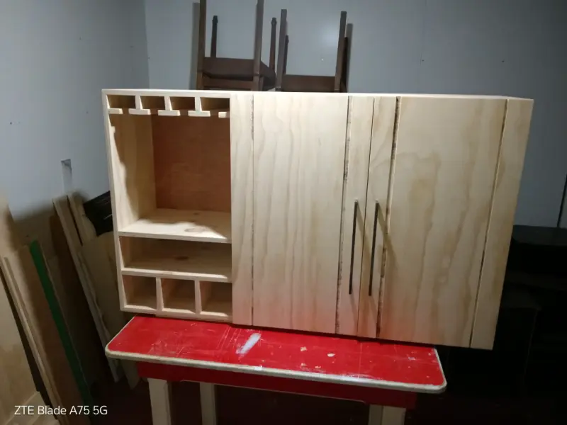 Mueble de cocina de madera con estantes - 1