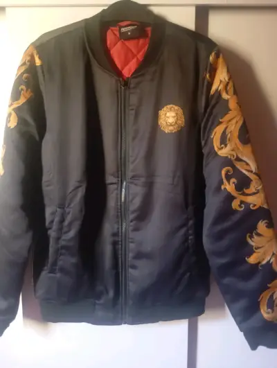 Chaqueta bomber negra con diseño de león - miniatura 1