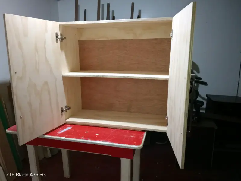 Mueble de cocina de madera con estantes - 2