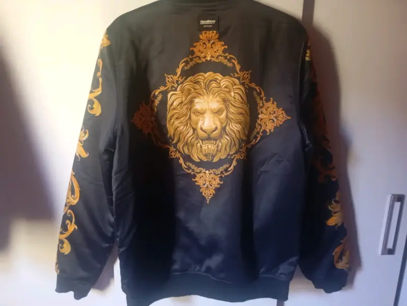 Chaqueta bomber negra con diseño de león - 2