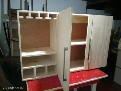 Mueble de cocina de madera con estantes - miniatura 4