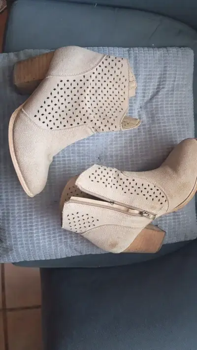 Botines beige de gamuza con tacón alto - miniatura 1
