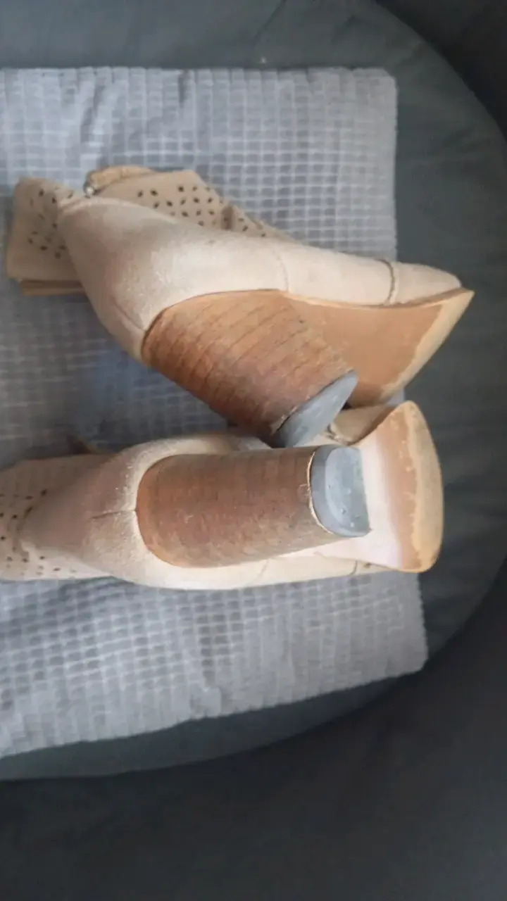 Botines beige de gamuza con tacón alto - 2