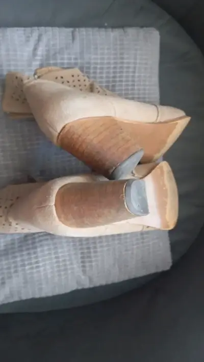 Botines beige de gamuza con tacón alto - miniatura 2