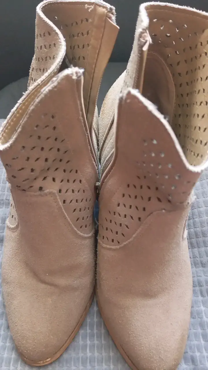 Botines beige de gamuza con tacón alto - 4