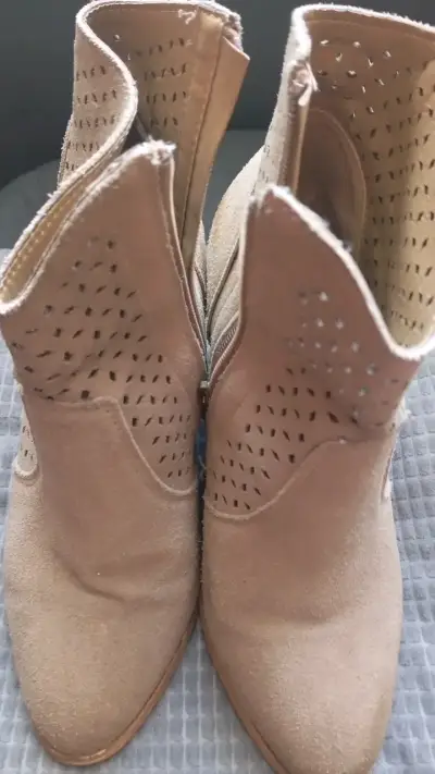 Botines beige de gamuza con tacón alto - miniatura 4