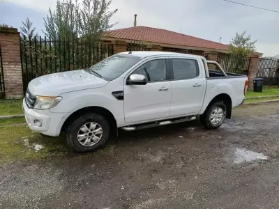 Camioneta Ford Ranger 4x2 Blanca en Buen Estado - miniatura 1
