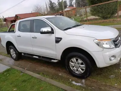 Camioneta Ford Ranger 4x2 Blanca en Buen Estado - miniatura 2