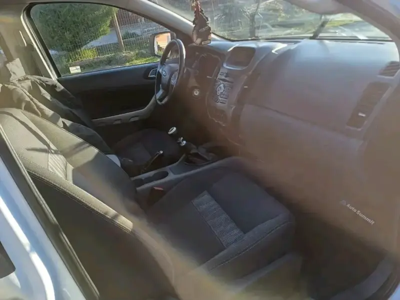 Camioneta Ford Ranger 4x2 Blanca en Buen Estado - 4