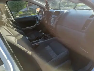 Camioneta Ford Ranger 4x2 Blanca en Buen Estado - miniatura 4