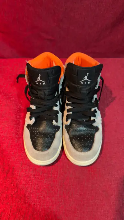 Zapatillas Nike Air Jordan negras y naranjas para niños - miniatura 1