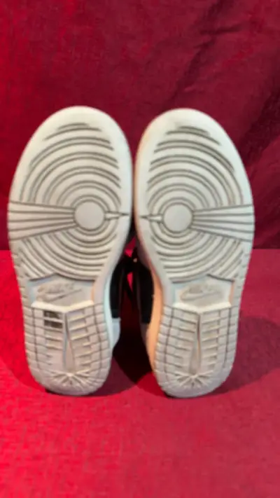 Zapatillas Nike Air Jordan negras y naranjas para niños - miniatura 6