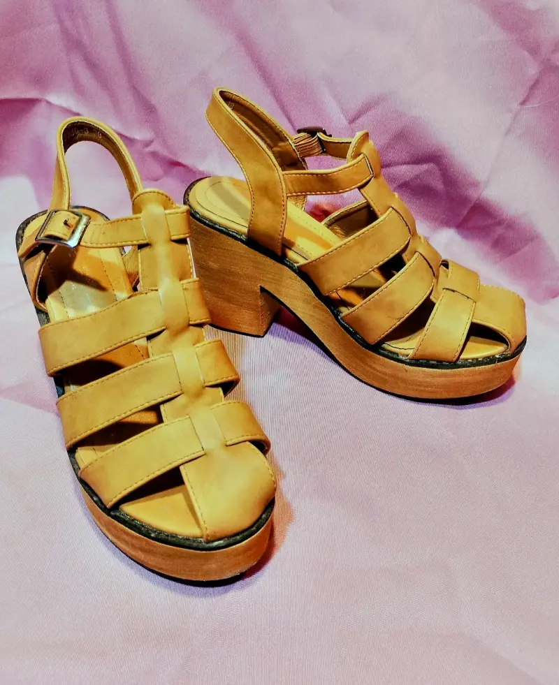 Sandalias de tacón alto color camel - 1