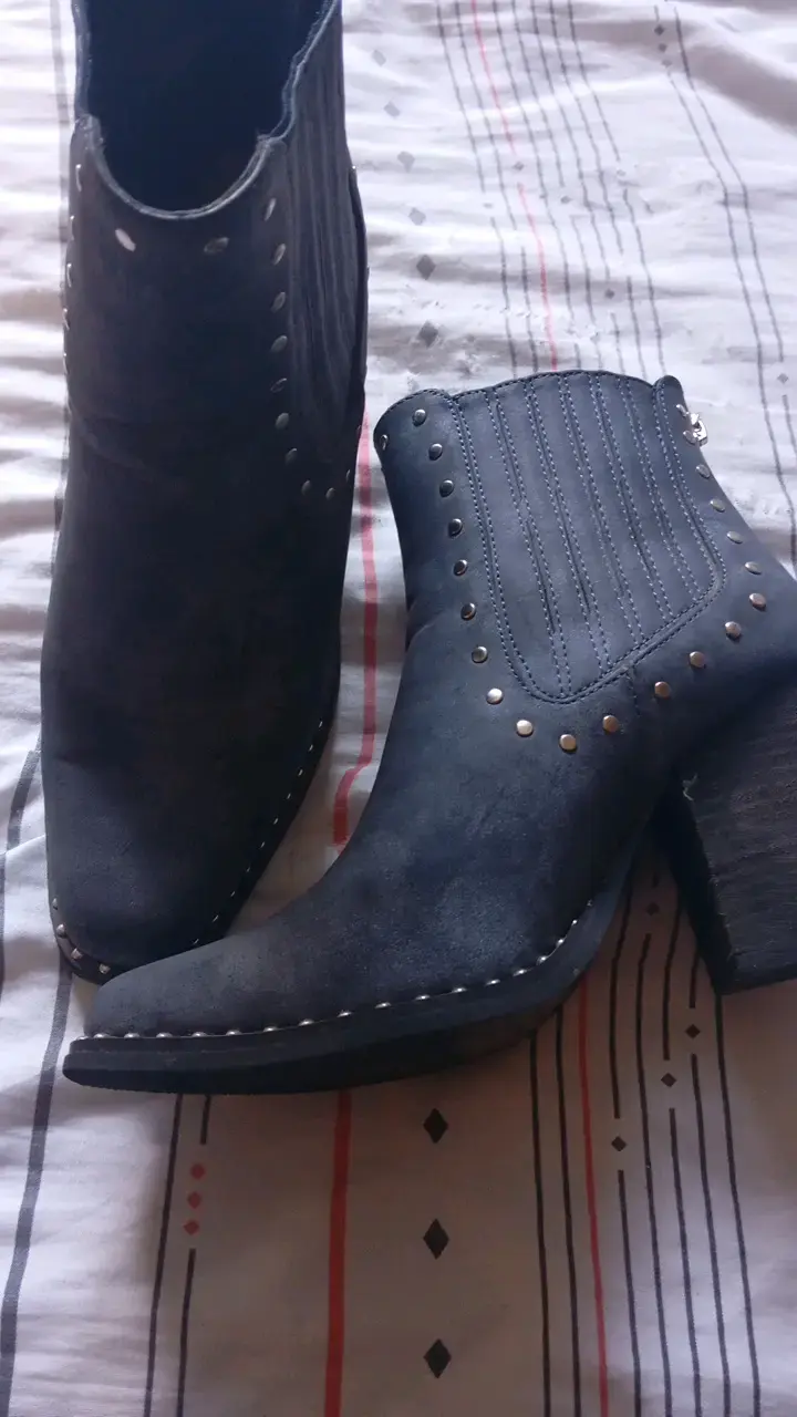 Botines de gamuza negros con tachas - 1