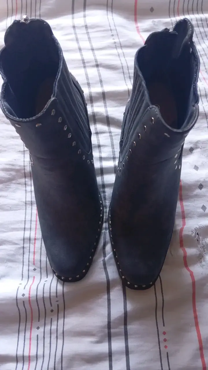 Botines de gamuza negros con tachas - 2