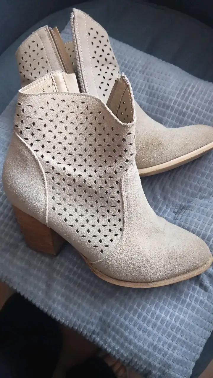 Botines de gamuza beige con tacón alto - 1