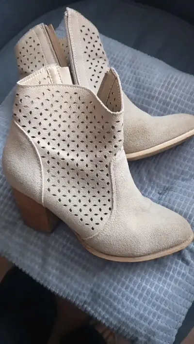 Botines de gamuza beige con tacón alto - miniatura 1