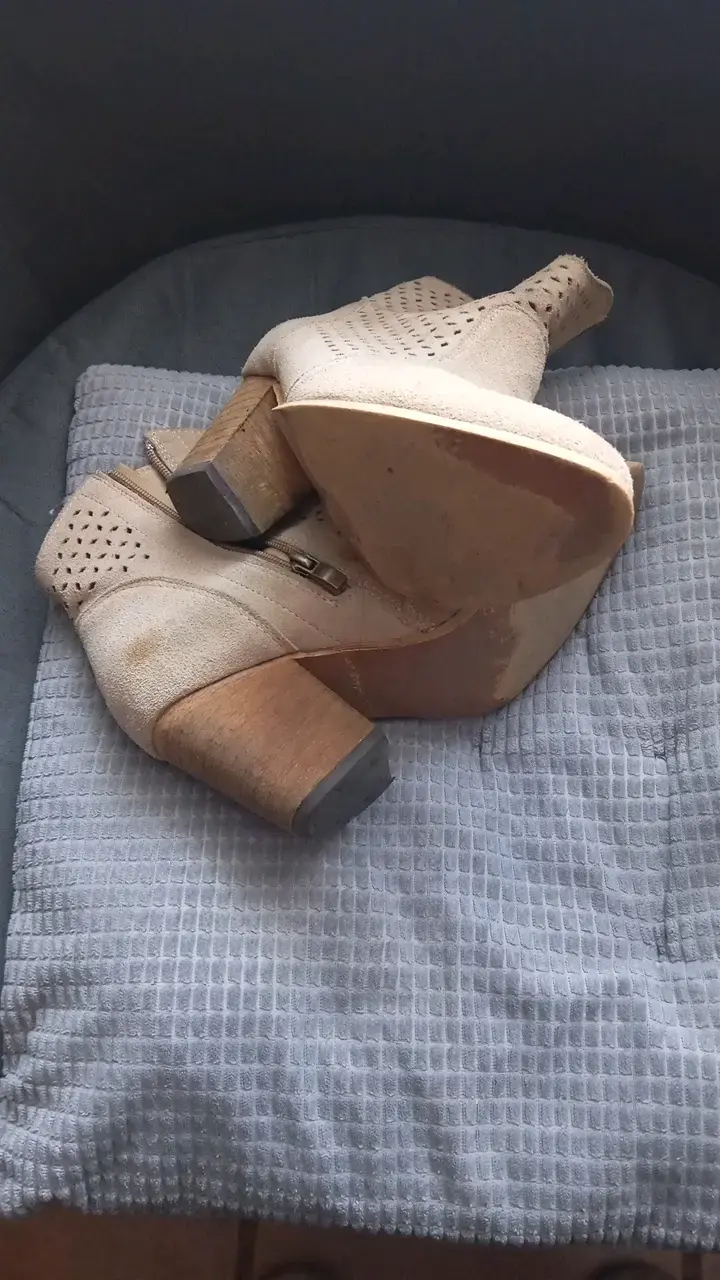 Botines de gamuza beige con tacón alto - 2