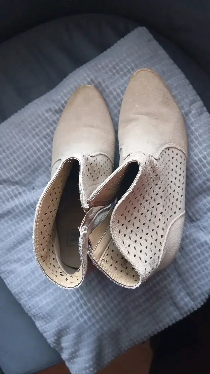 Botines de gamuza beige con tacón alto - 3