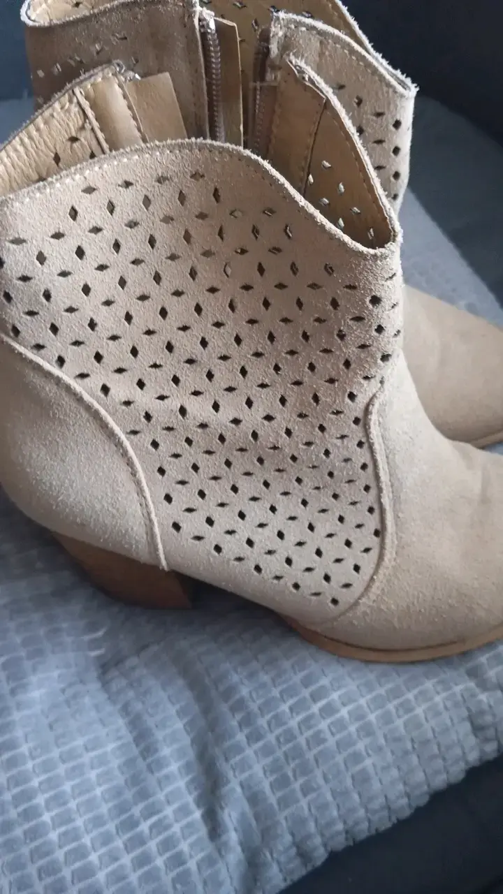 Botines de gamuza beige con tacón alto - 4