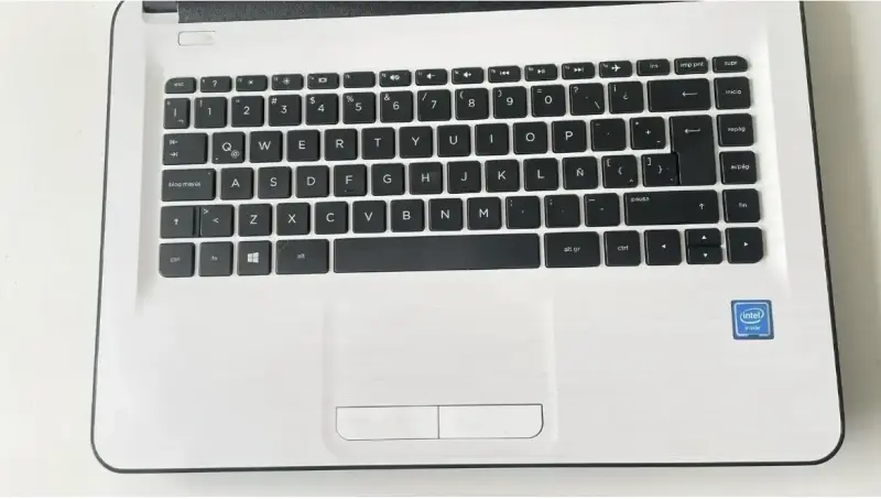 Laptop HP con Intel Core i3 y Windows 10 - 2