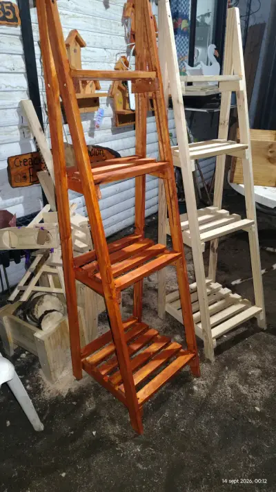 Escalera decorativa de madera para interiores - miniatura 1