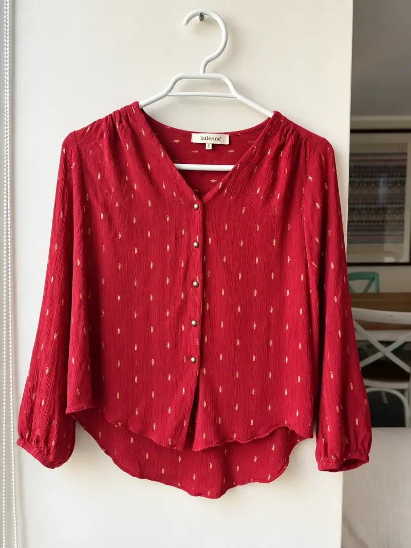 Blusa burdeo con botones y diseño de puntos