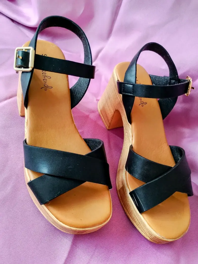 Sandalias de tacón alto negras con hebilla