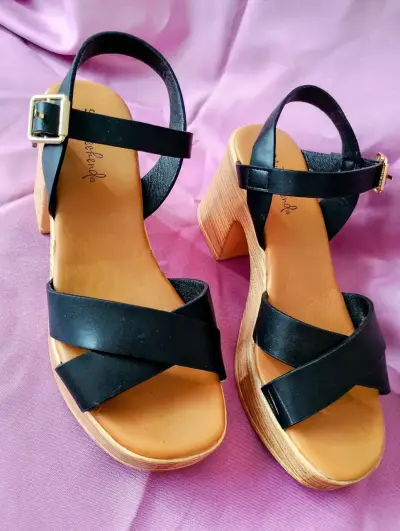 Sandalias de tacón alto negras con hebilla - miniatura 1