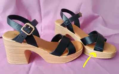 Sandalias de tacón alto negras con hebilla - miniatura 2