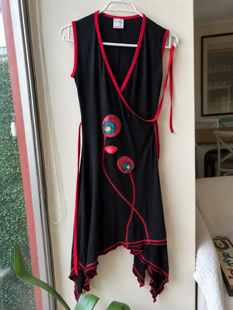Vestido negro con bordado floral y ribetes rojos