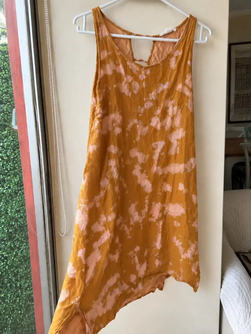 Vestido asimétrico tie-dye amarillo y rosa