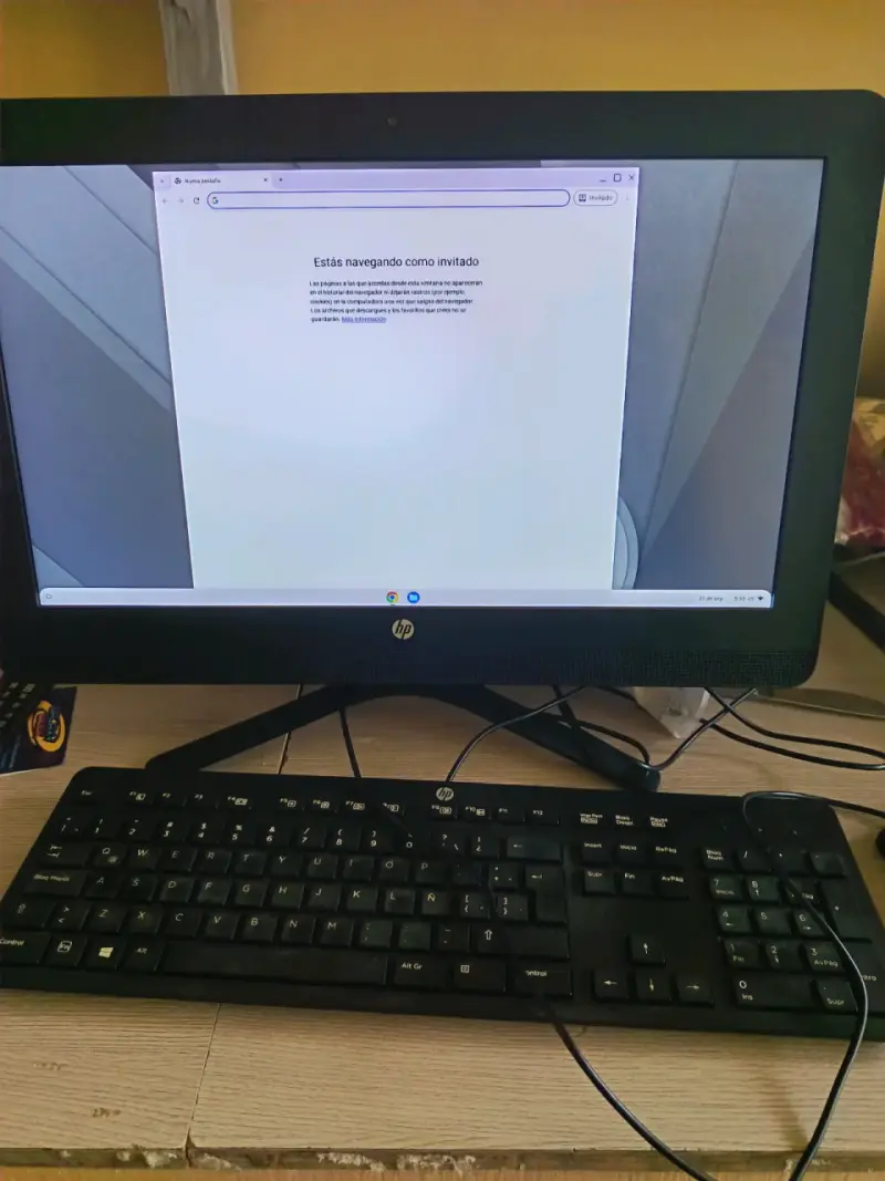 Computador All-in-One HP con teclado y pantalla - 1