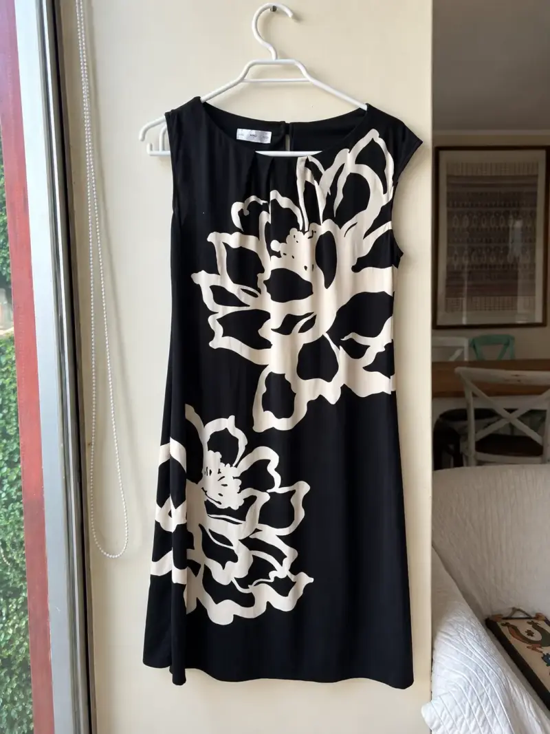 Vestido negro mango estampado floral blanco