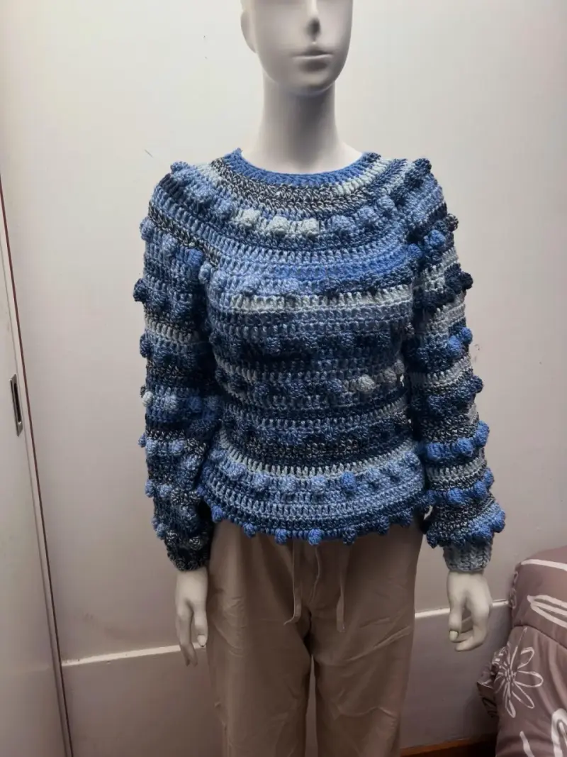 Suéter tejido a crochet azul para mujer - 2