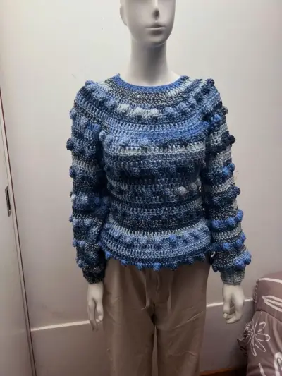 Suéter tejido a crochet azul para mujer - miniatura 2