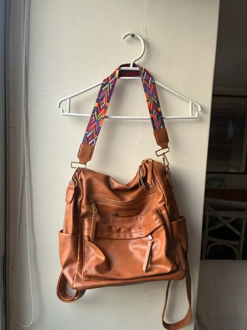 Mochila de cuero Mochis marrón con correa colorida